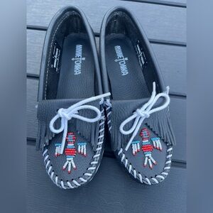 NWOT Minnetonka Thunderbird Navy Leather Beaded Moccasins size 5 *FLAW*